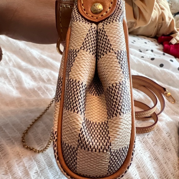 LOUIS VUITTON
Damier Azur Eva Clutch - Picture 16 of 16